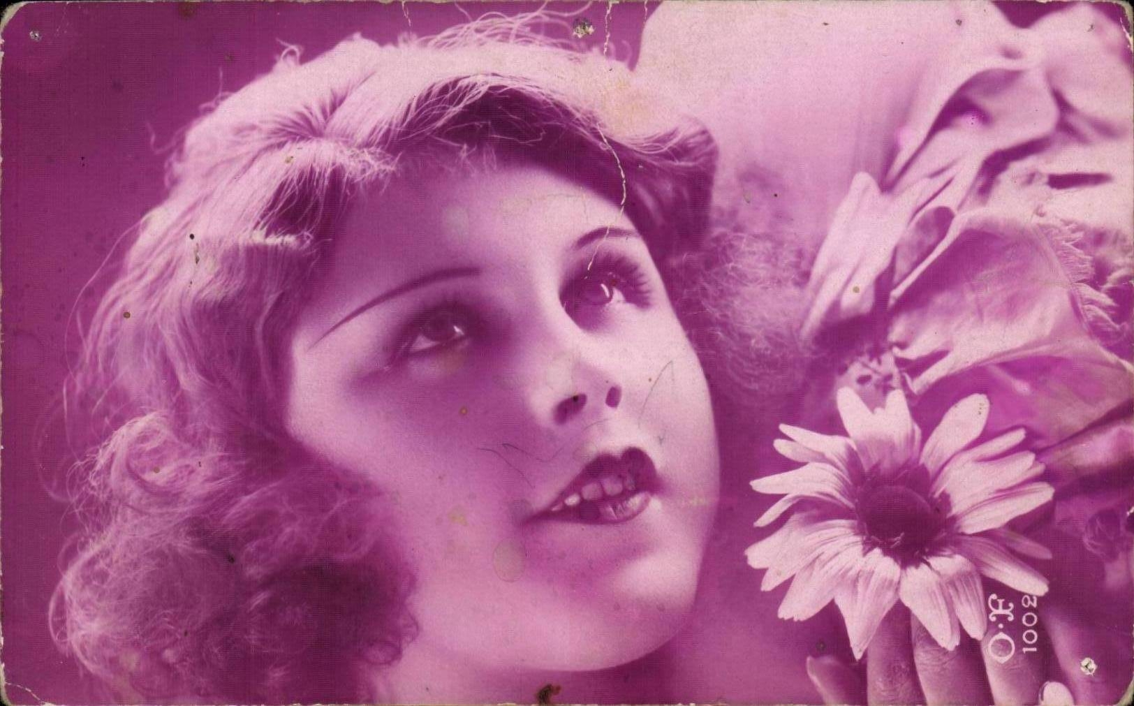 Jeune femme — portrait avec fleur — O.F. 1002