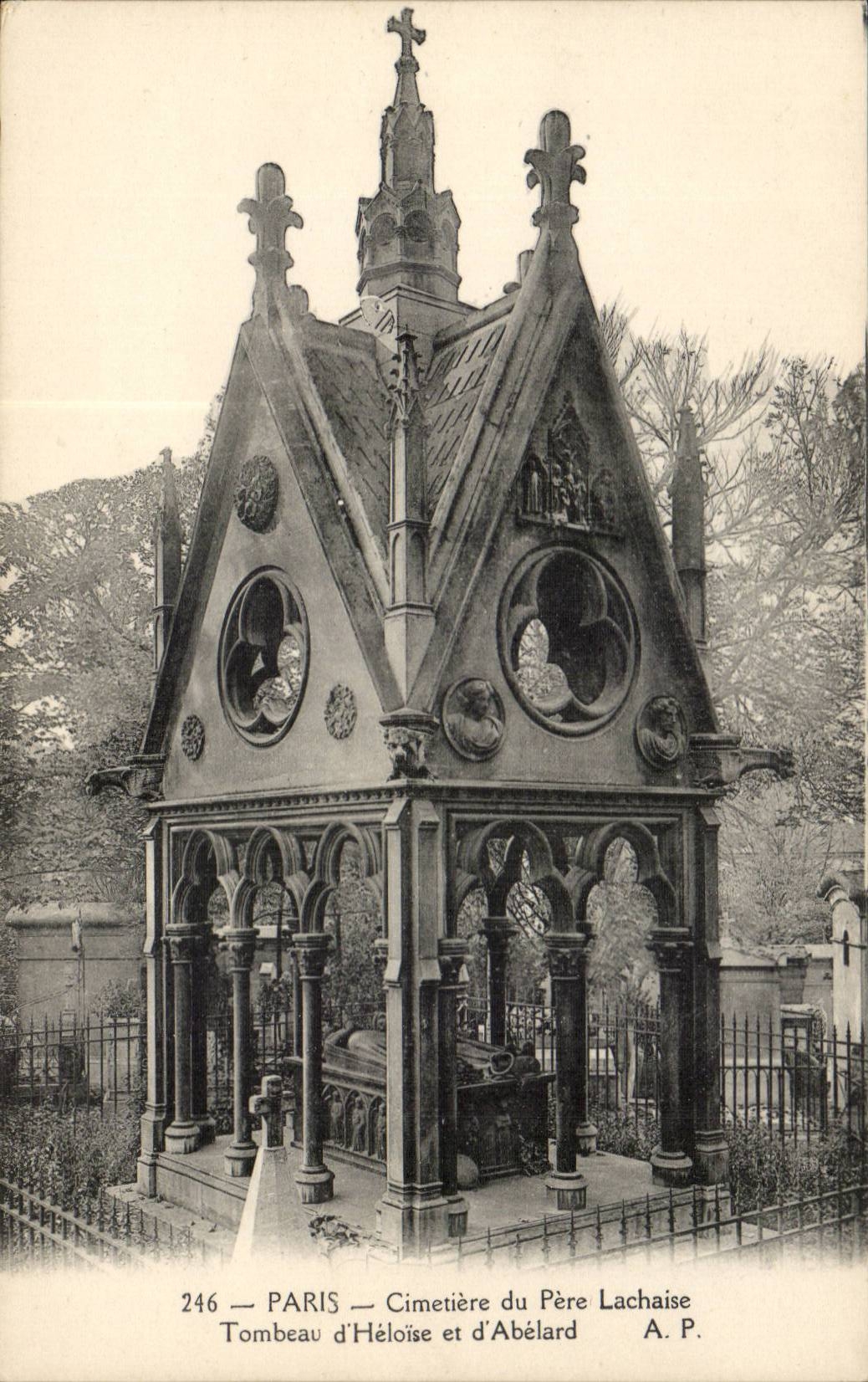 Paris CPA Cimetiere du Pere Lachaise Tombeau d'Heloise et d'abeliard