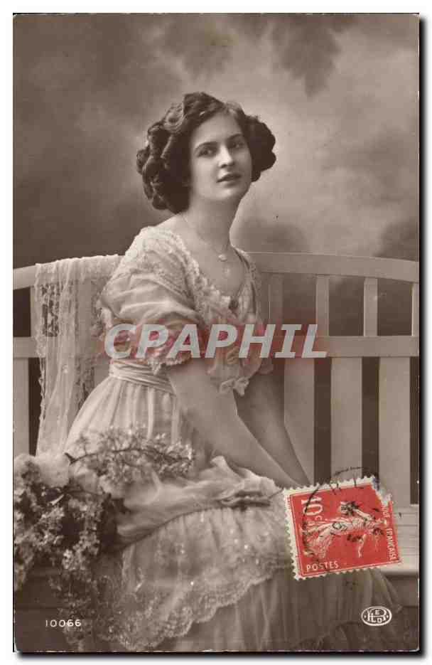 Jeune femme en robe à dentelle — studio — n° 10066