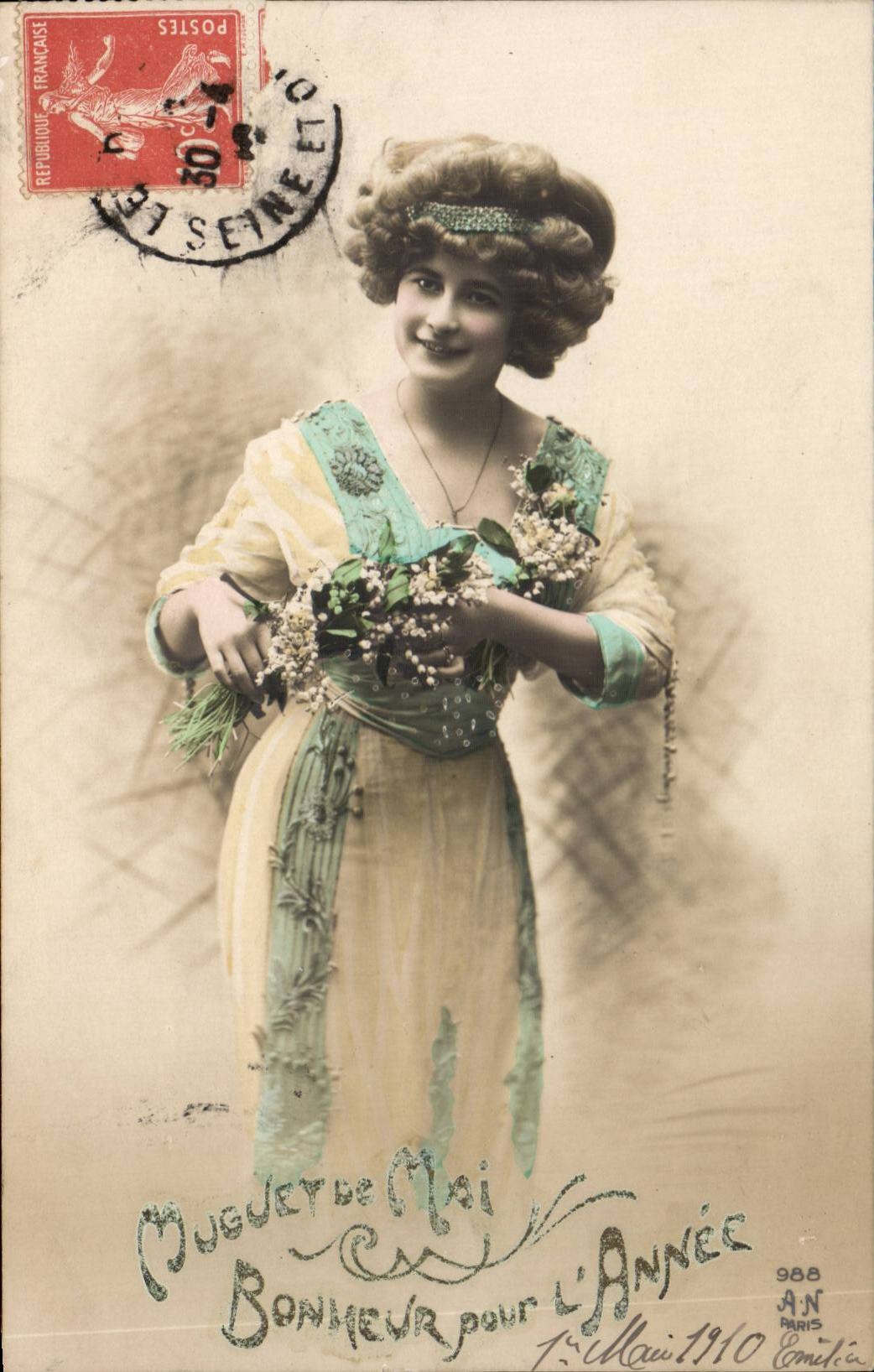 Mujer en vestido con motivos — Felicidad para el Año — A.N. París, n°988