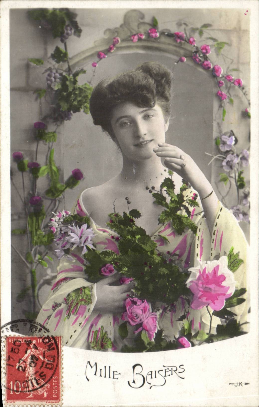 Femme en robe fleurie — Mille Baisers — J.K.