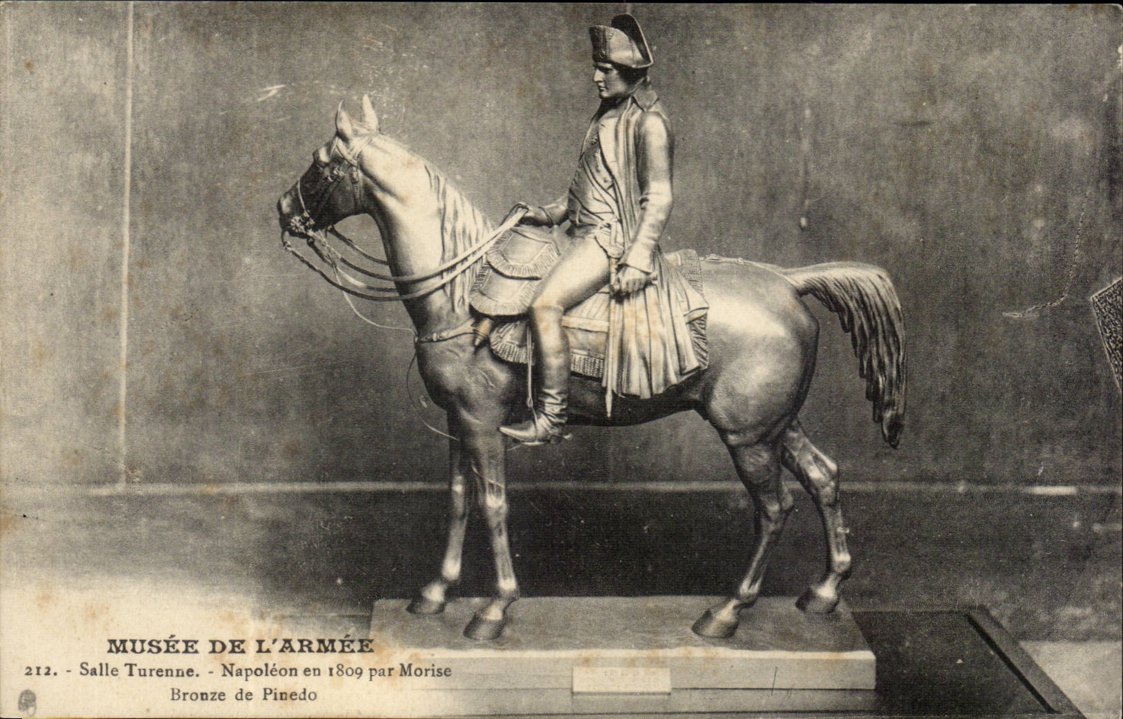 Paris CPA Musee de l'armee Salle Turenne Napoleon en 1809 par Morise BRonze en Pinedo