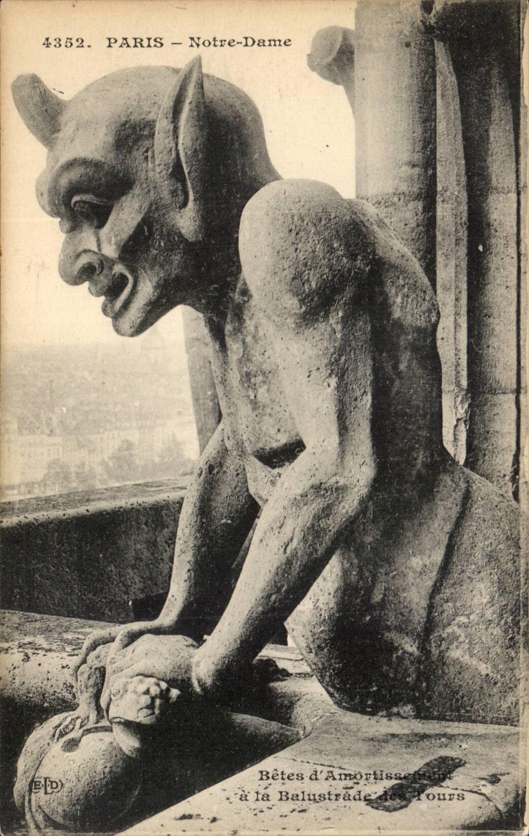 Paris CPA Notre Dame Bete d'amortissement a la balustrade des tours