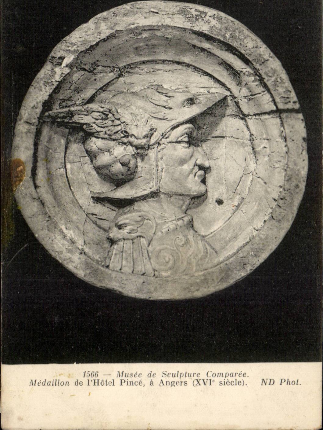 Paris CPA Musee de sculpture comparee Medaillon de l'hotel Pince a Angers (16eme)