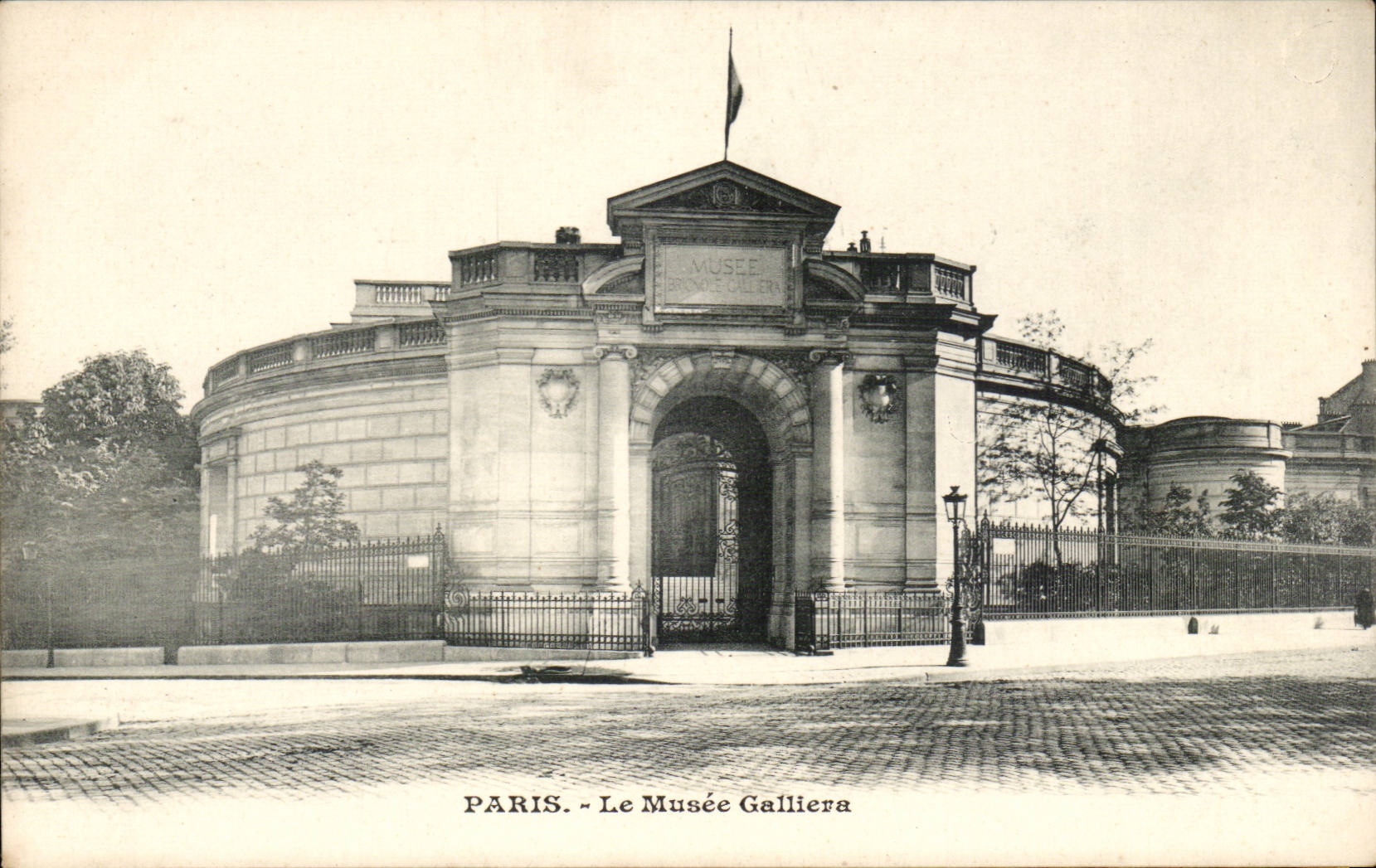 Paris - Le Musée Galliera — entrée monumentale avec drapeau et inscription 'MUSÉE GALLIERA' — éditeur non visible