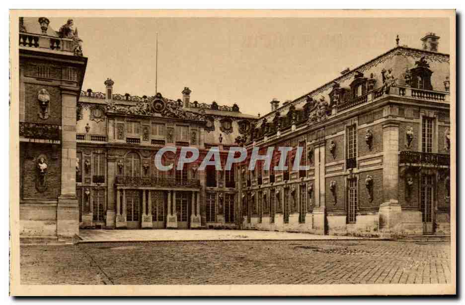 Versailles CPA Le palais La cour de marbre