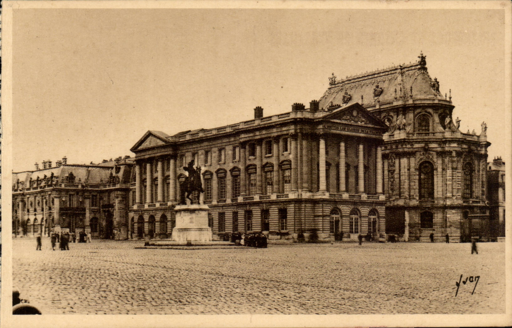 Versailles CPA La cour royale et la chapelle