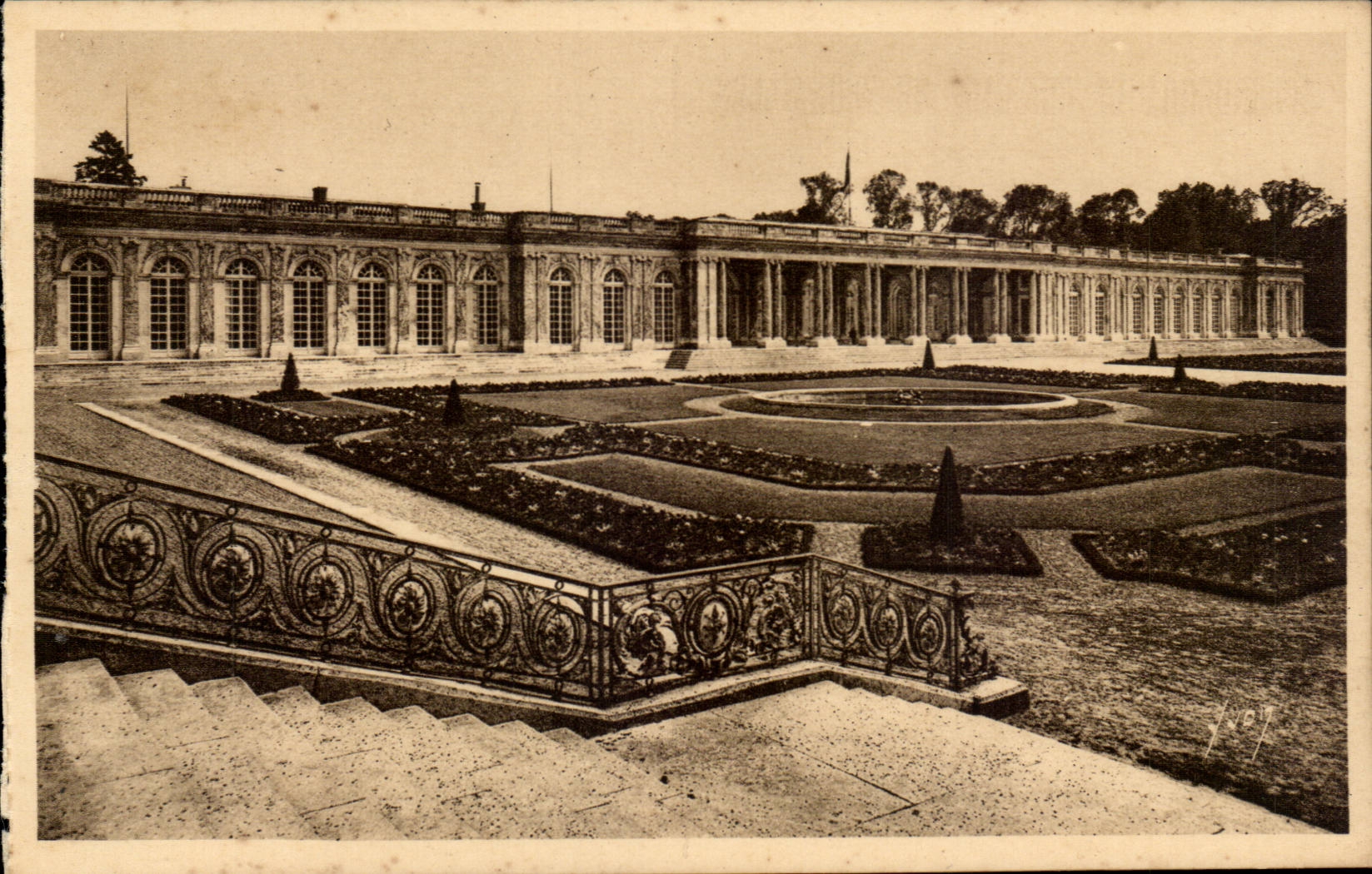 Façade du Grand Trianon sur les Jardins — Versailles — Éditions Yvonne, Paris