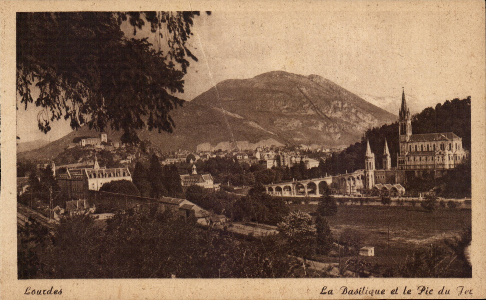Lourdes CPA La basilique et le pic du Jer