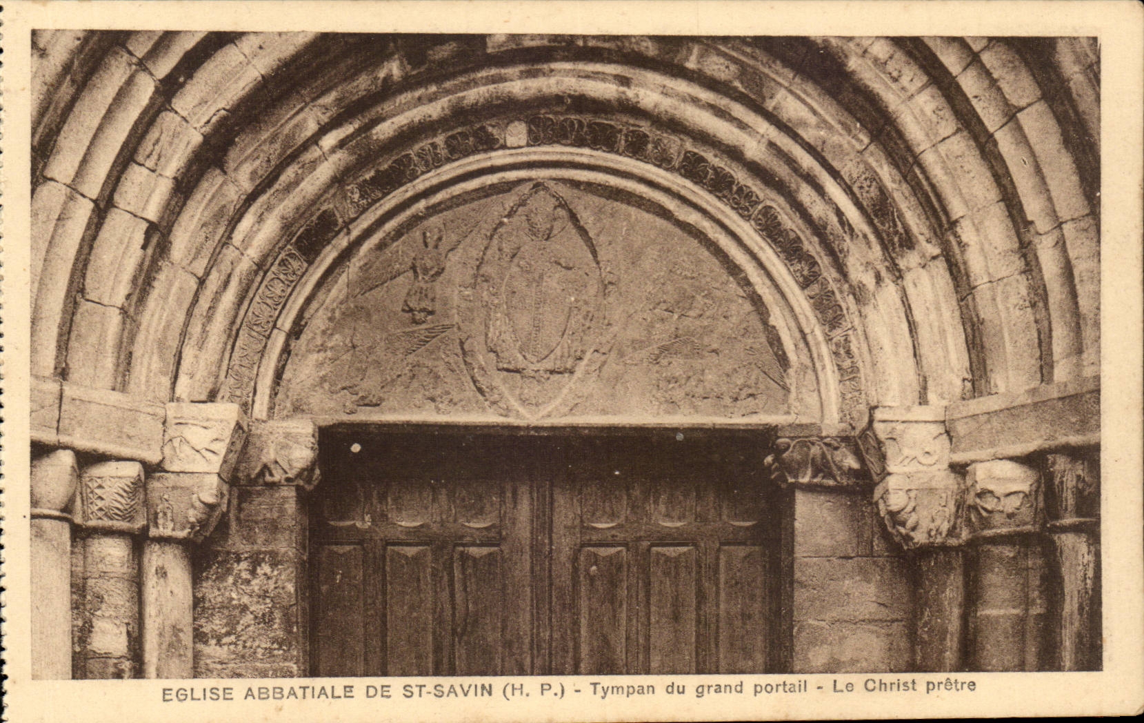 Église abbatiale de St-Savin (H.P.) — Tympan du grand portail — Le Christ prêtre