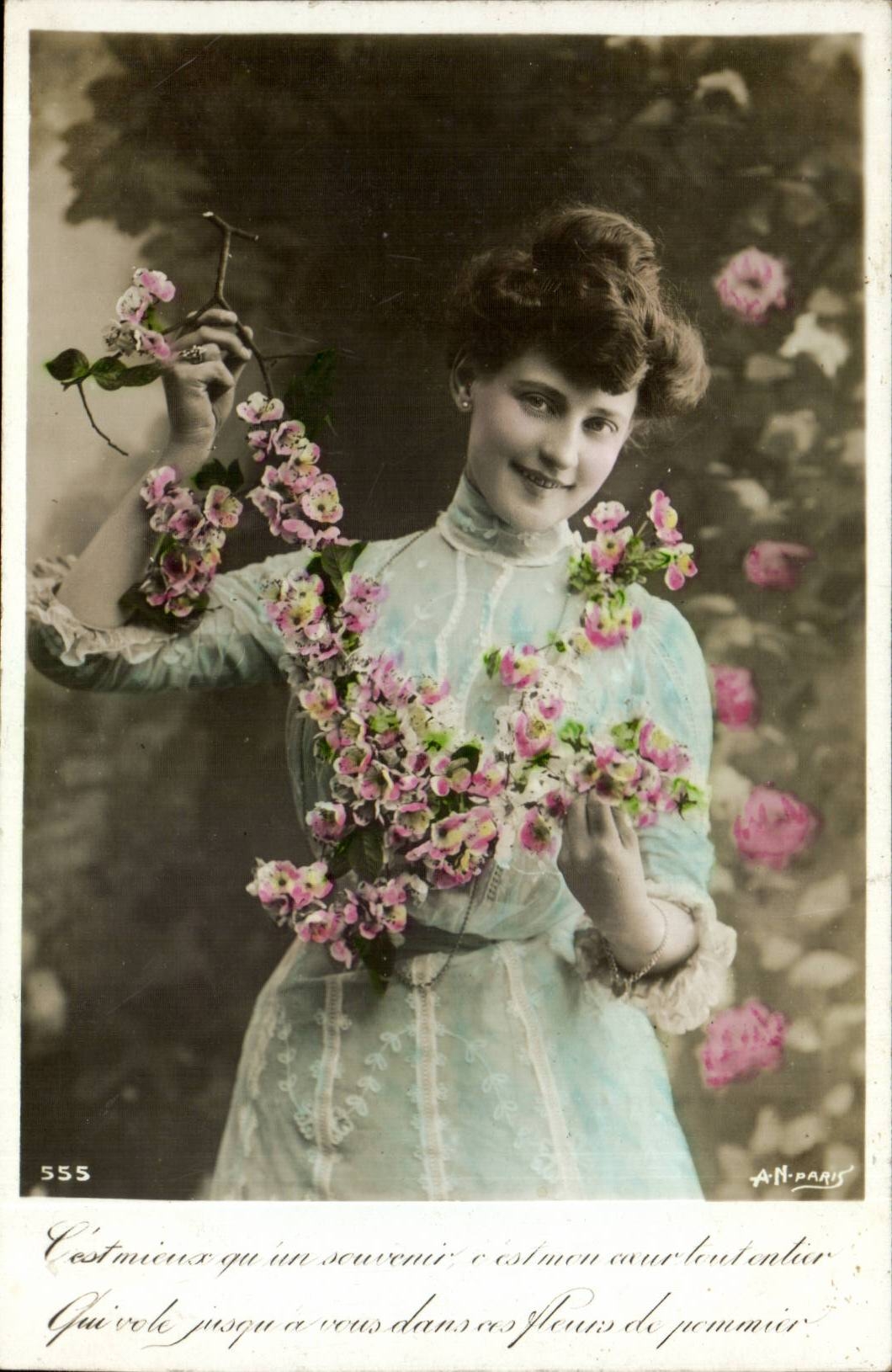 Joven mujer con flores de peral — A.N. PARIS, n° 555