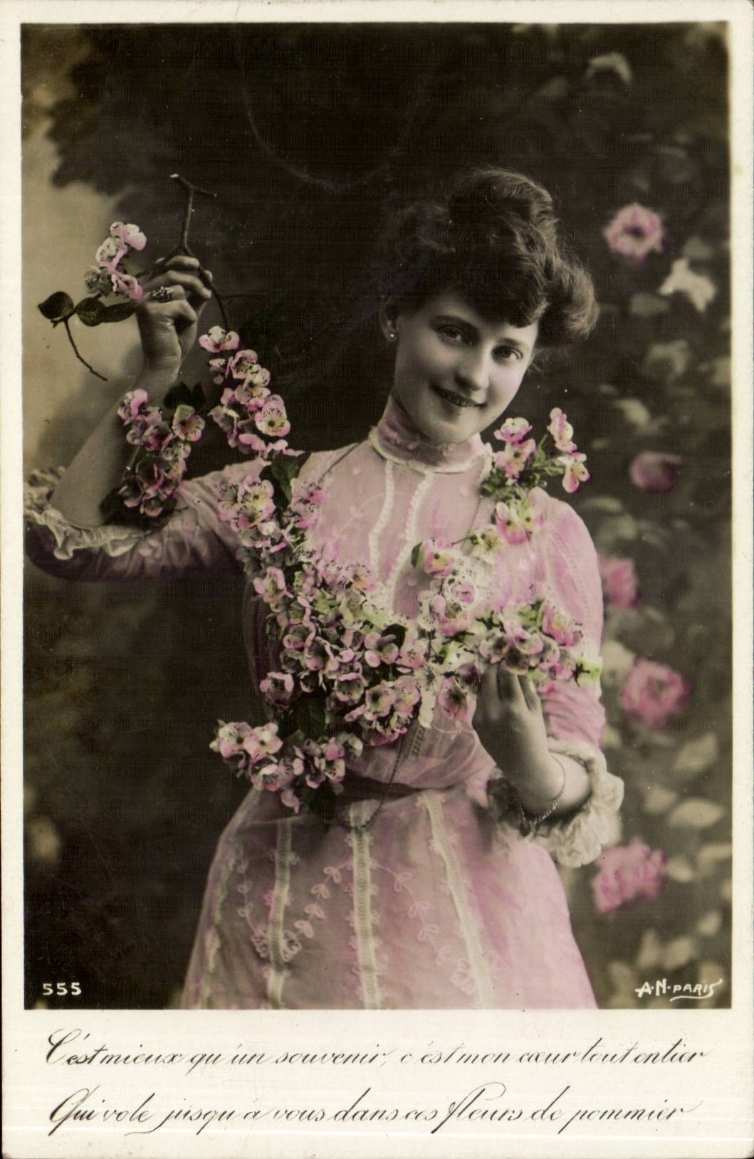 Femme en robe rose tenant des fleurs de pommier — A.N. PARIS, n° 555
