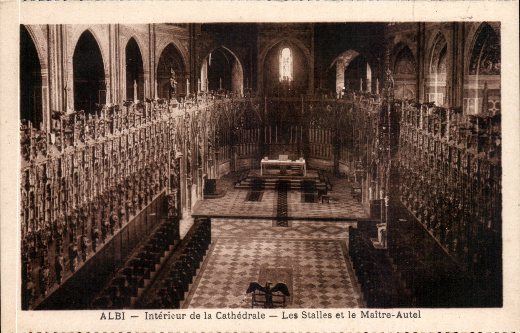 Albi — Intérieur de la Cathédrale — Les Stalles et le Maître-Autel
