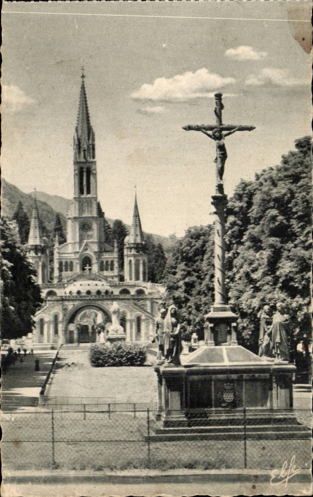 CPA Lourdes La croix des Bretons L'esplanade et la basilique