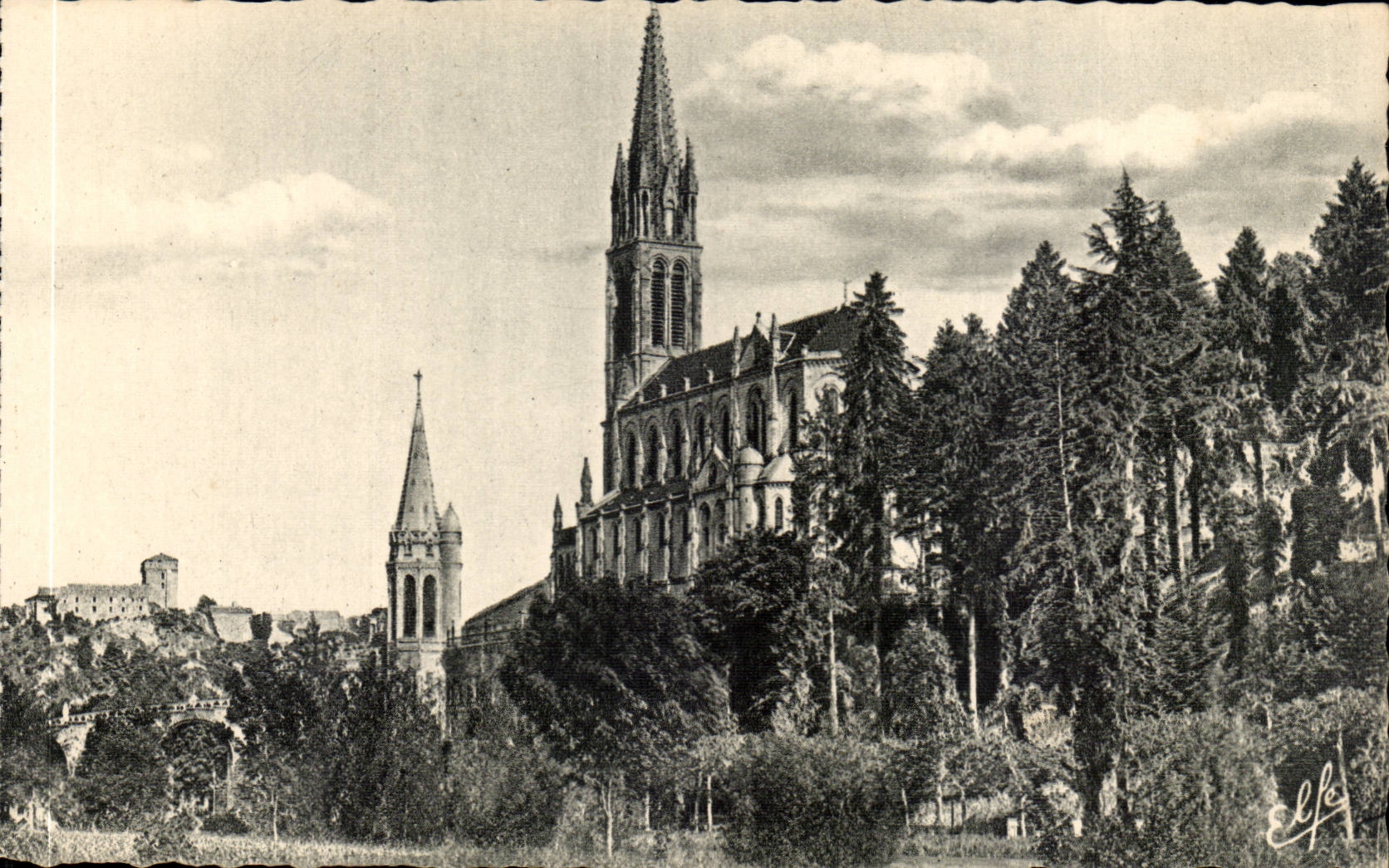 CPA Lourdes Porfil de la basilique et chateau fort