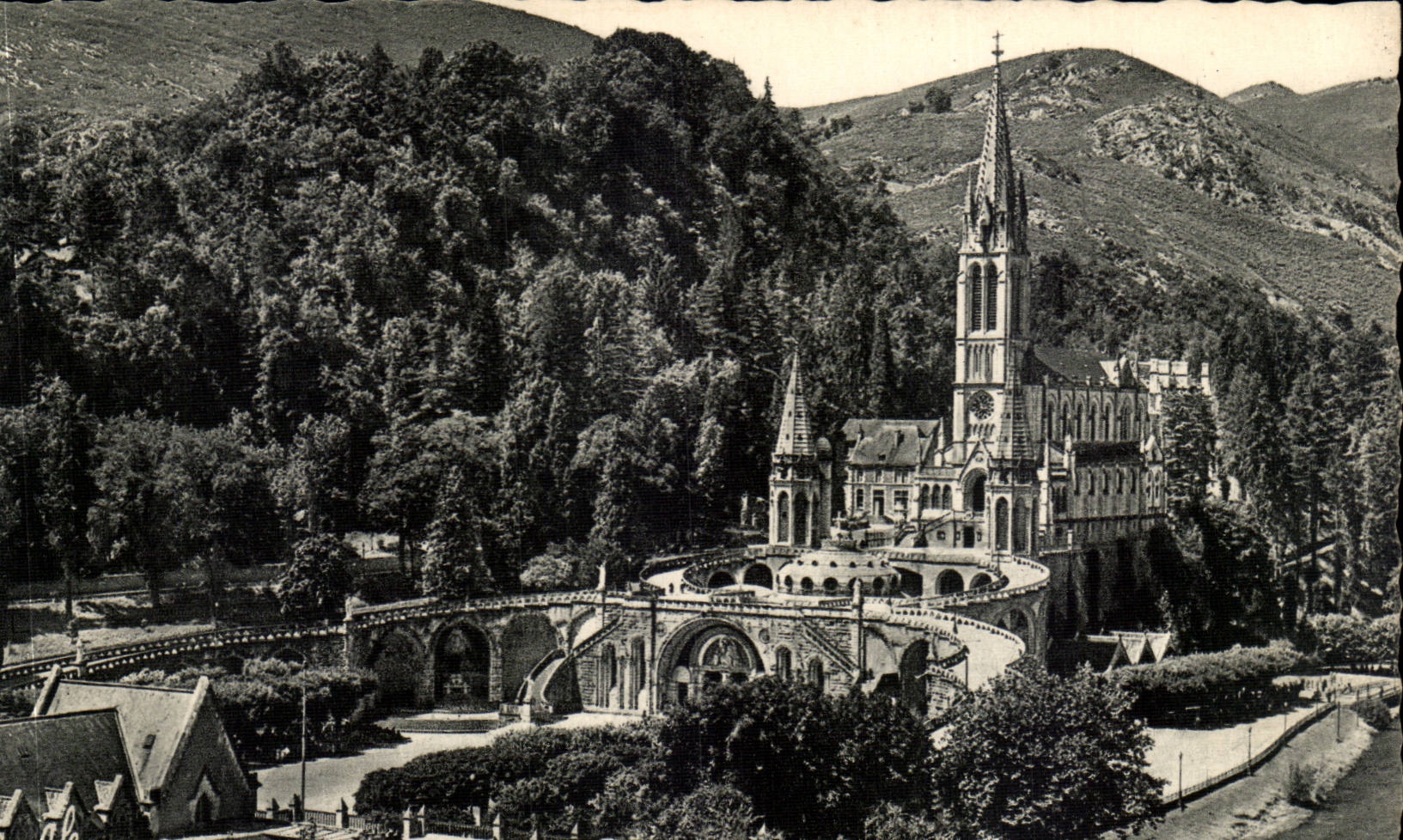 CPA Lourdes La basilique et le Gave