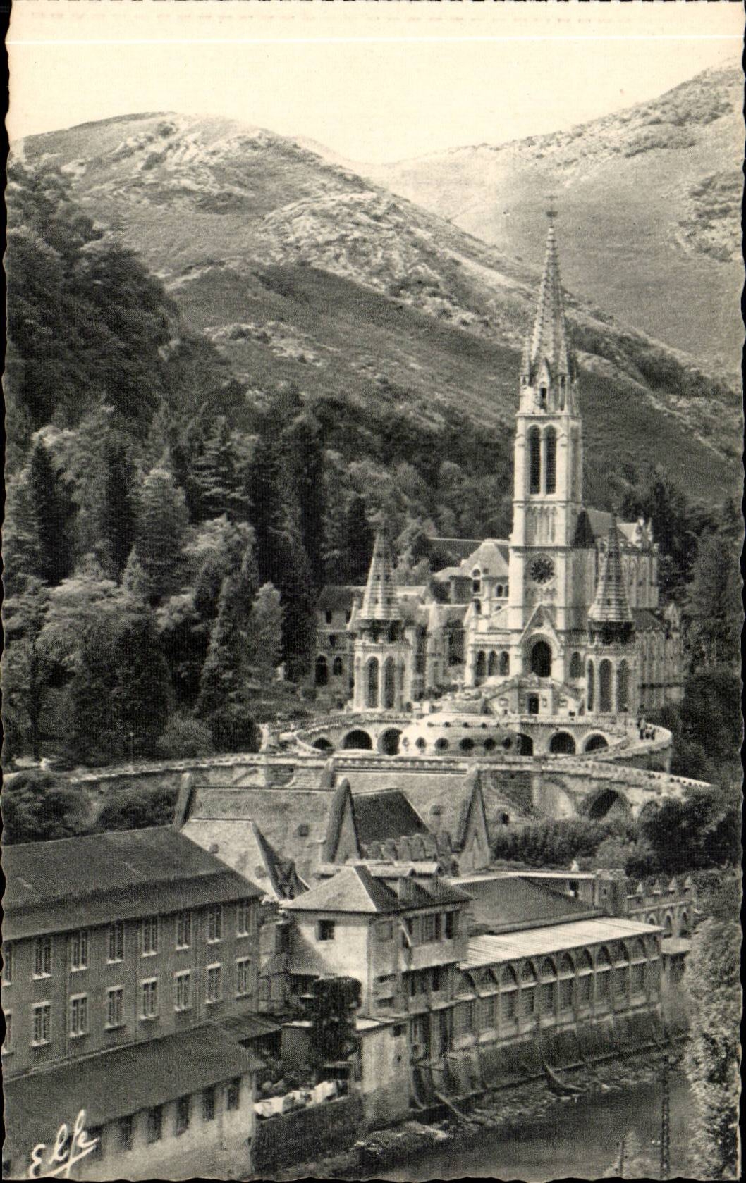 CPA Lourdes Vue sur la basilique et le Gave