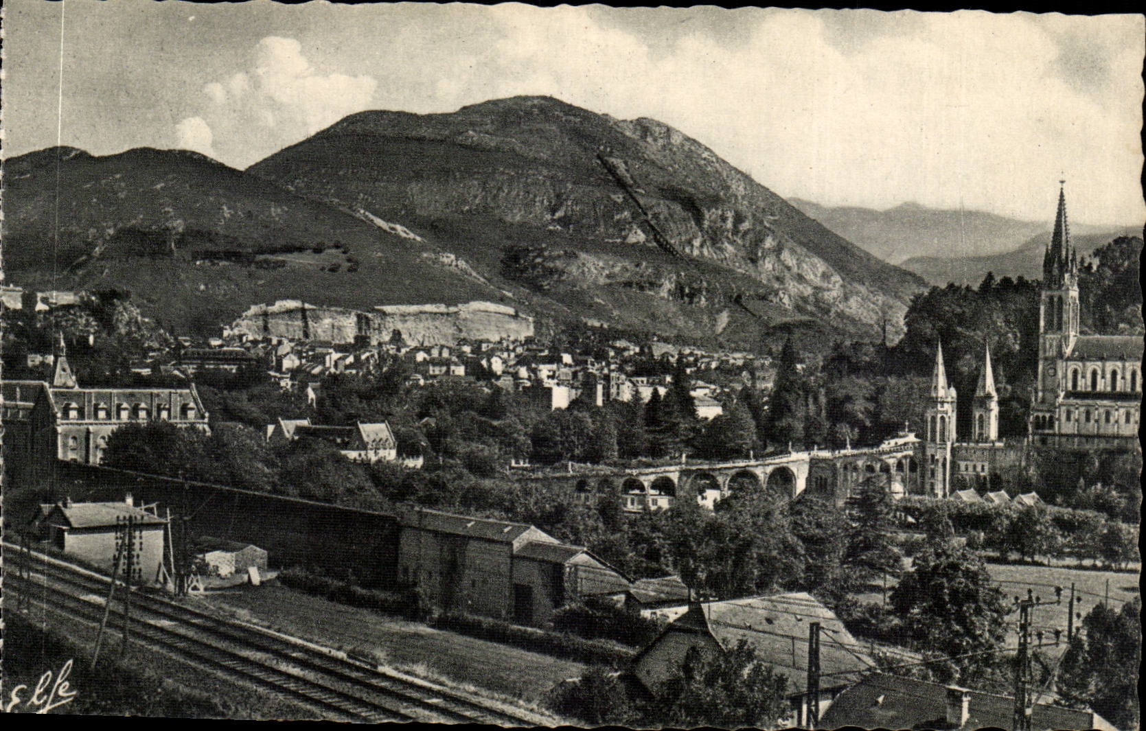 CPA Lourdes Vue generale prise de la route de Pau