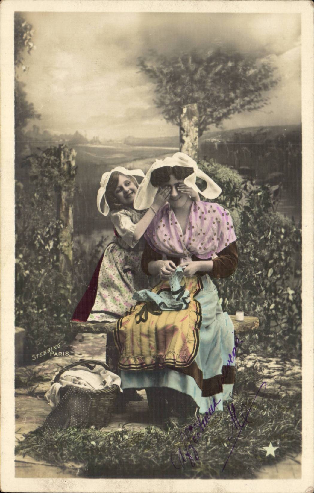 Deux jeunes femmes en jardin — scène de jeu — Stebbing Paris
