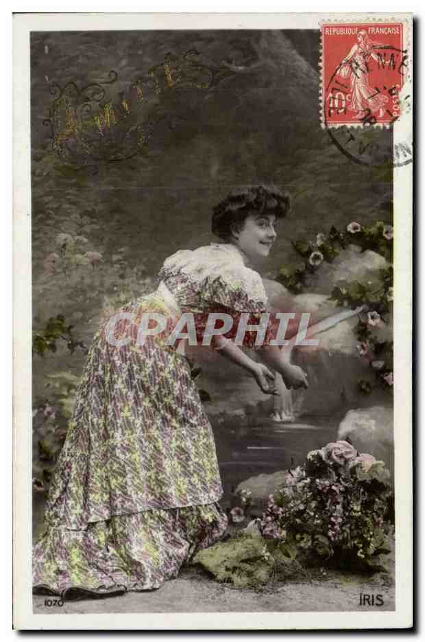 Femme en robe fleurie près d'un ruisseau — éditeur Iris, n° 1070