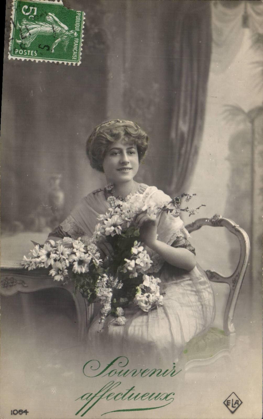 Jeune femme assise avec bouquet — Souvenir affectueux — Éditeur ELA, n° 1064