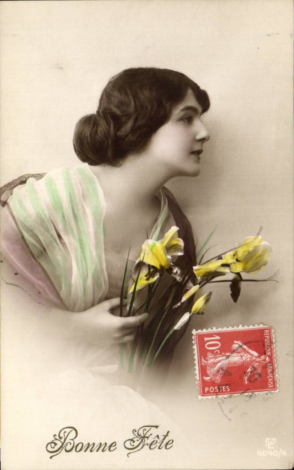 Femme tenant des iris — Bonne Fête — Éditeur inconnu, n° de série non visible