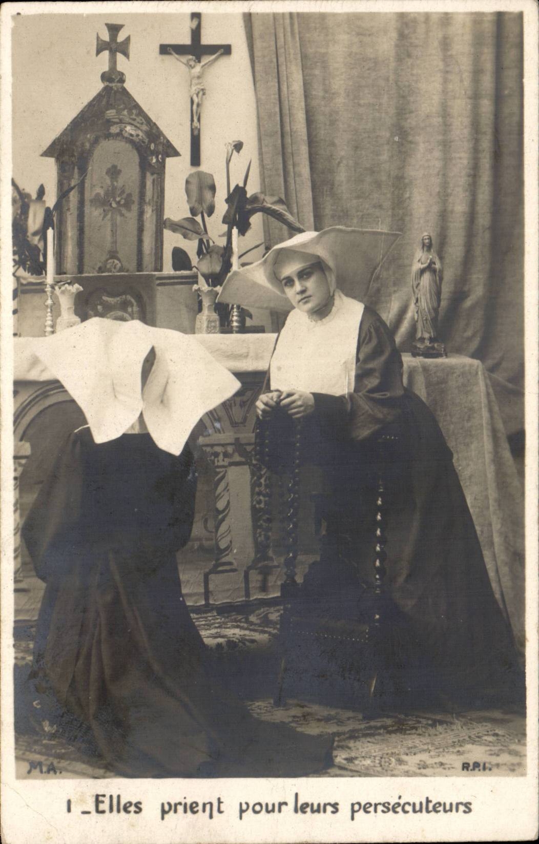 CPA Fantaisie Femmes Elles prient pour leurs persecuteurs (religieuses)