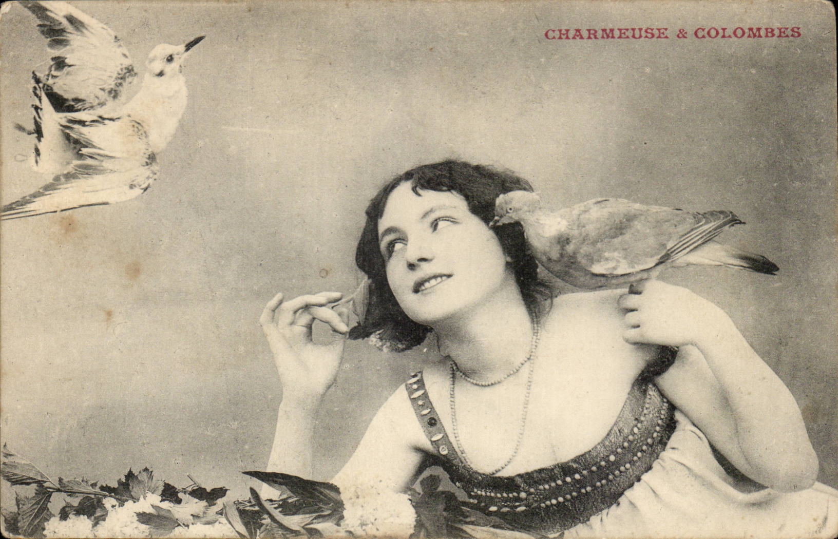 Mujer con aves — Encantadora & Palomas