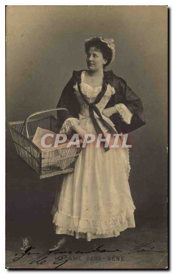 Femme en robe de style victorien — tenant un panier — éditée par Madame Sans-Gène
