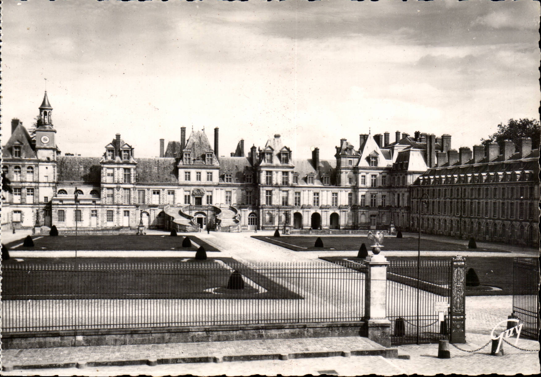 Fontainebleau — Palazzo - Cortile del cavallo bianco o dei saluti — André Léconte