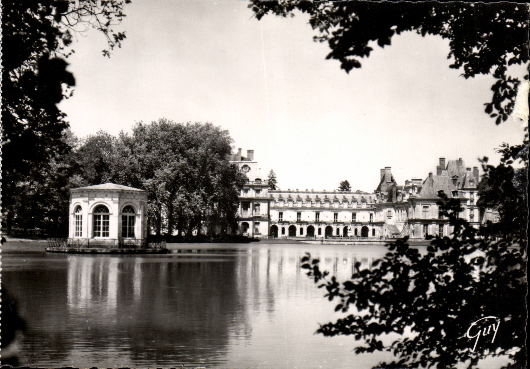 Fontainebleau (Seine-et-Marne) — Il palazzo - Lago delle carpe, padiglione dell'Imperatore e cortile della fontana — André LECONTE, n° 906