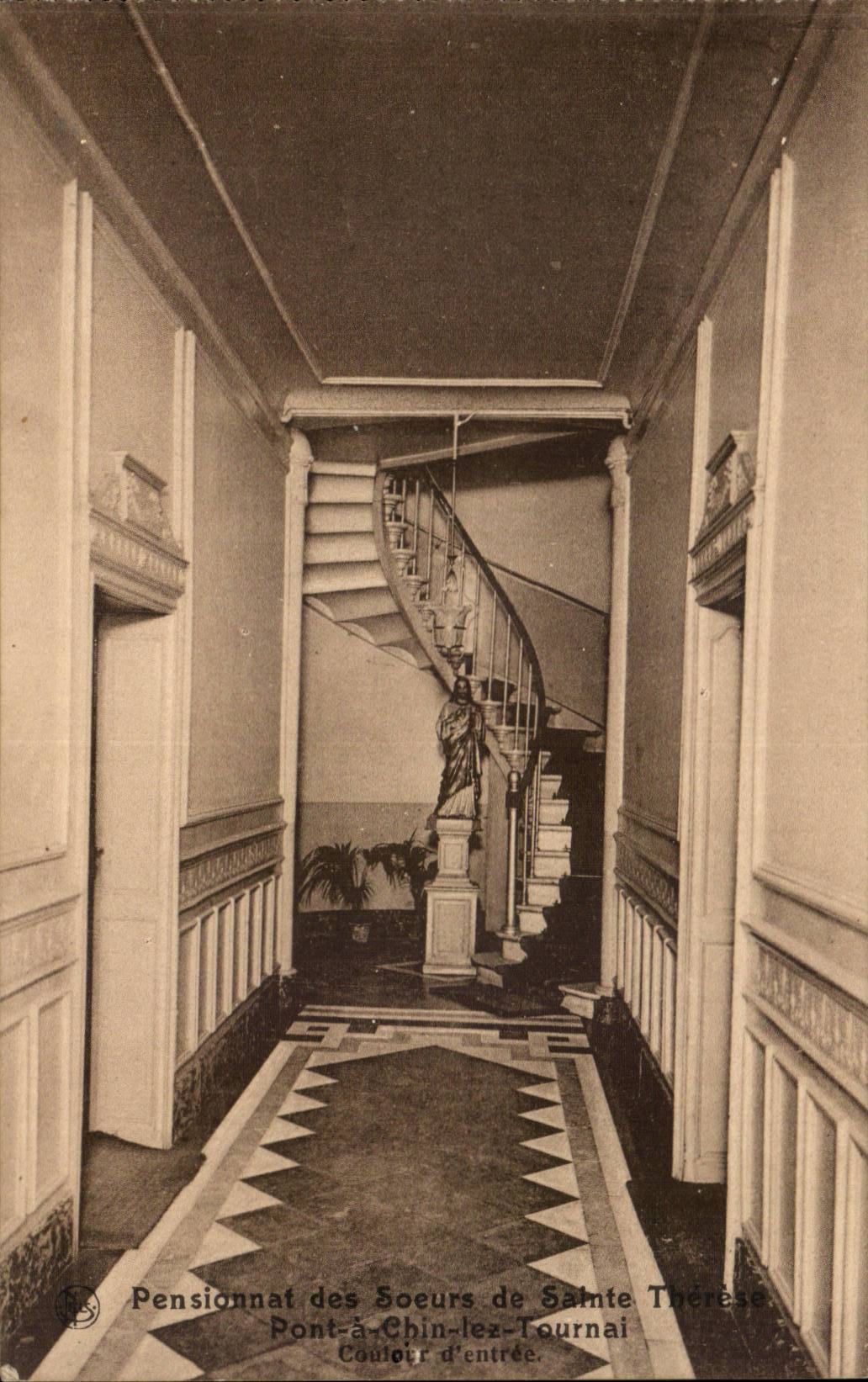 Belgique CPA Pensionnat des soeurs de Sainte Therese Pont a Chin les Tournai Couloir d'entree