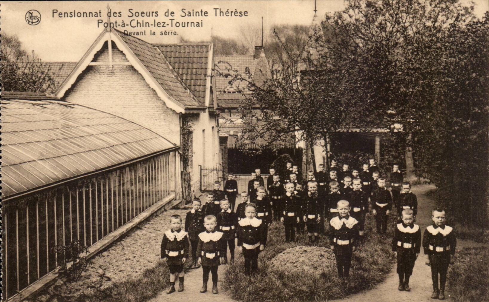 Pensionnat der Schwestern von Sainte Thérèse — Pont-à-Chin-lez-Tournai — Vor der Gewächshaus. — Verlag Nels, Brüssel.