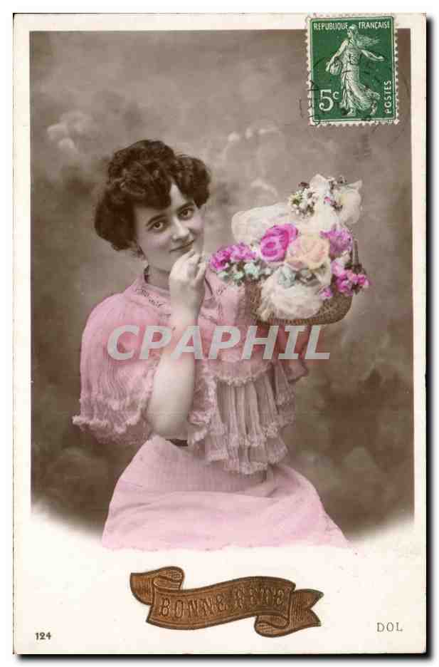 Jeune femme en robe rose tenant un panier de fleurs — Bonne Rose, n°124 — Dol