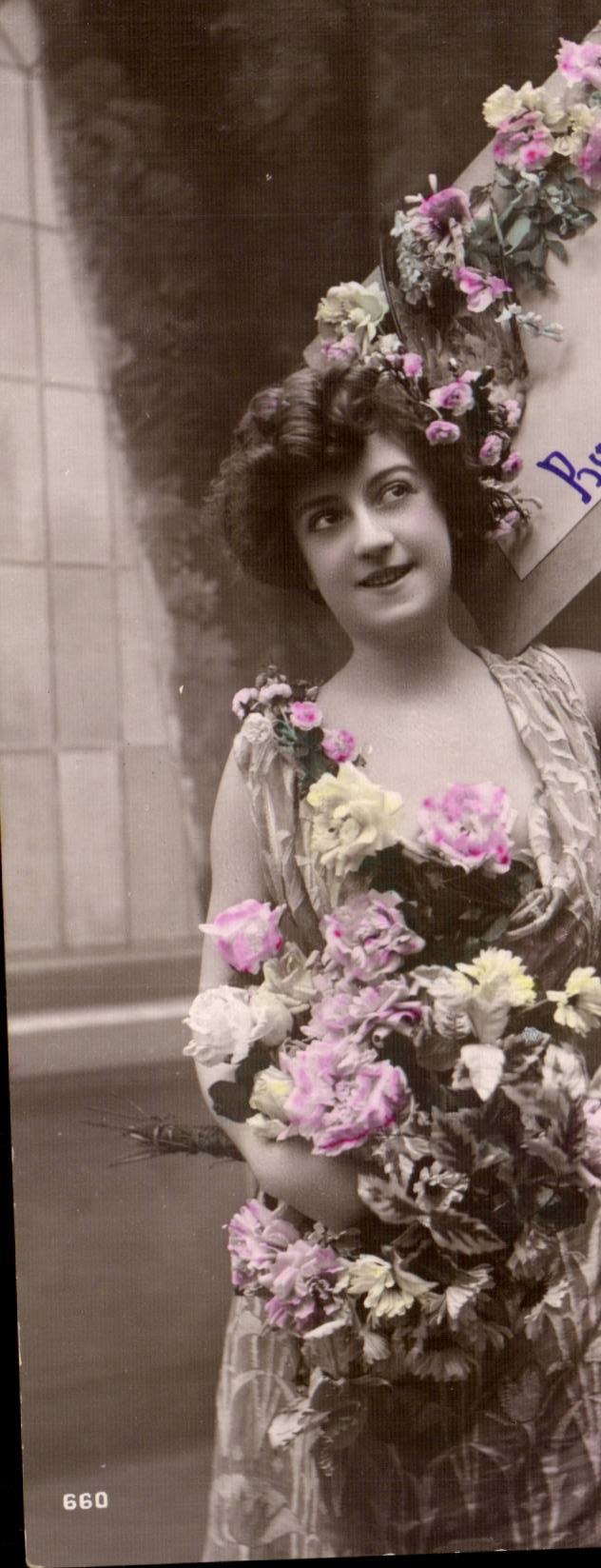 Femme en robe fleurie tenant un grand bouquet — carte postale n°6660 — Union Postale Universelle