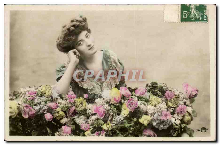 Jeune femme au milieu de fleurs — Photo de studio — Éditeur : CROSBY, n° 579
