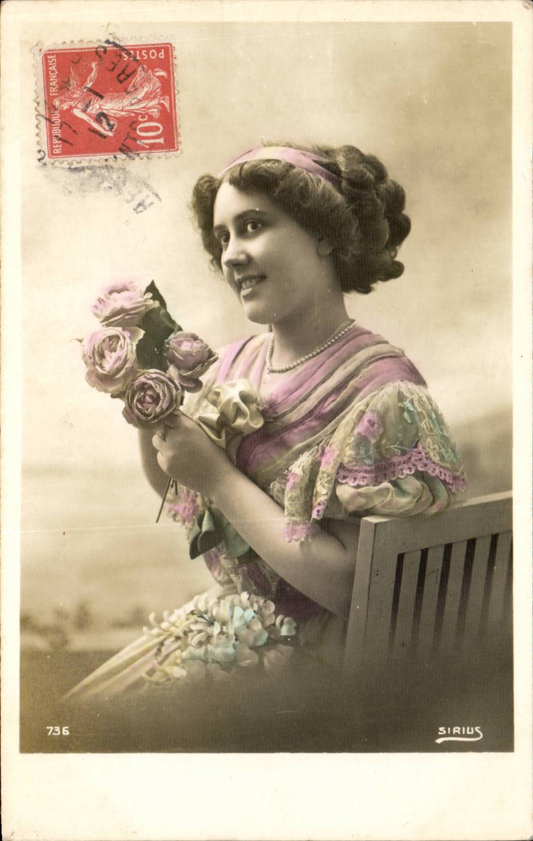 Jeune femme en robe colorée — tenant des roses — éditée par SIRIUS, n° 736