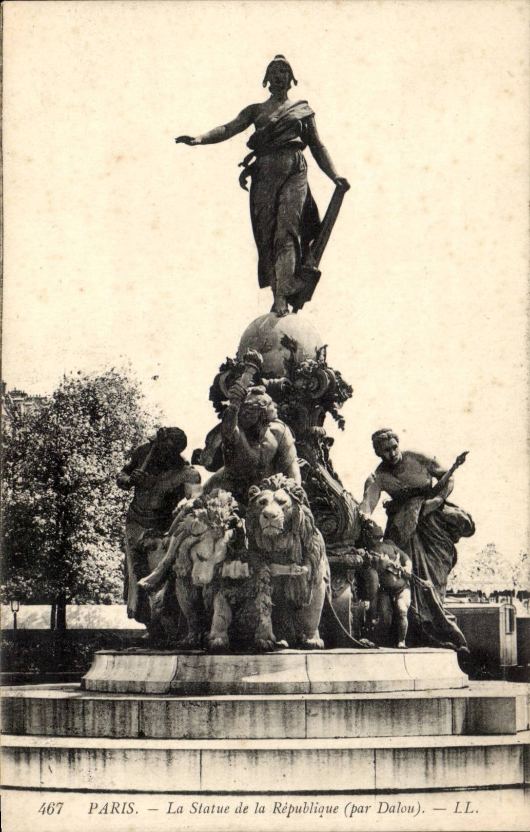 Paris CPA La statue de la Republique (par Dalou) (lion)