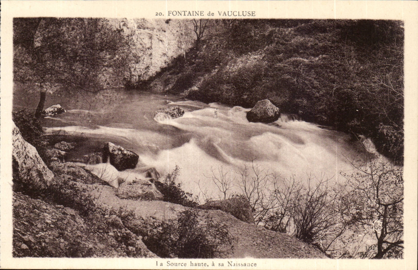 Fontaine du Vaucluse CPA La source haute a sa naissance