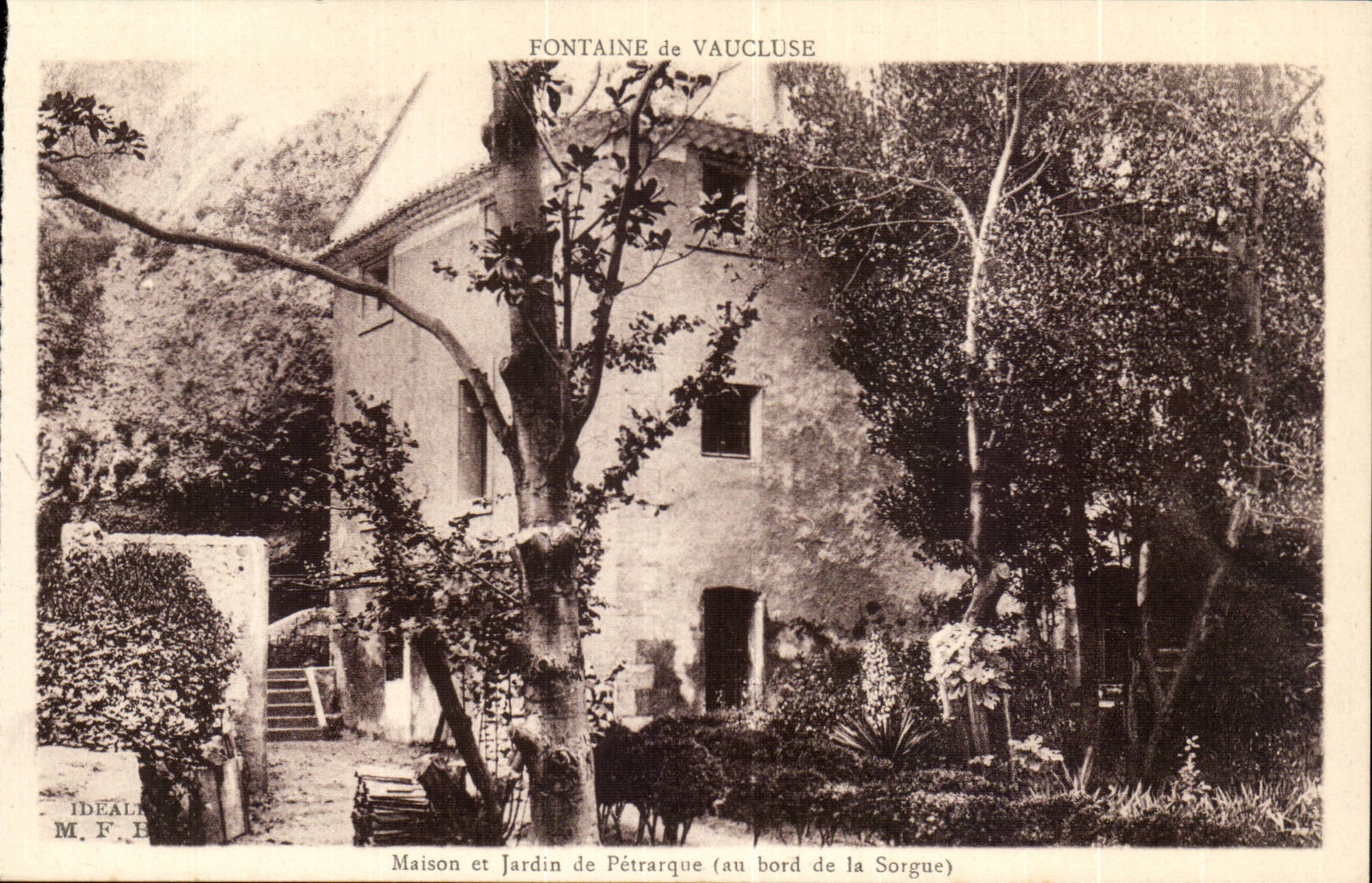 Fontaine du Vaucluse CPA Maison et jardin de Petrarque (au nord de la sorgue)