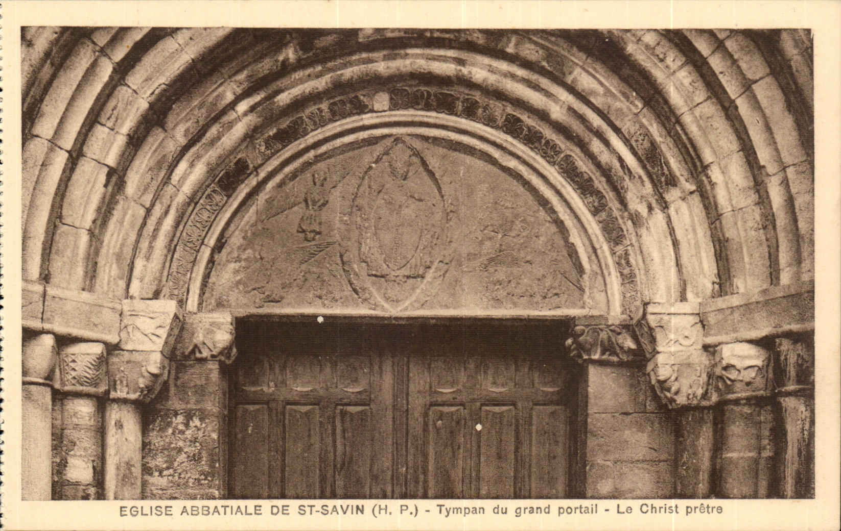 Église abbatiale de St-Savin (H. P.) — Tympans du grand portail — Le Christ prêtre