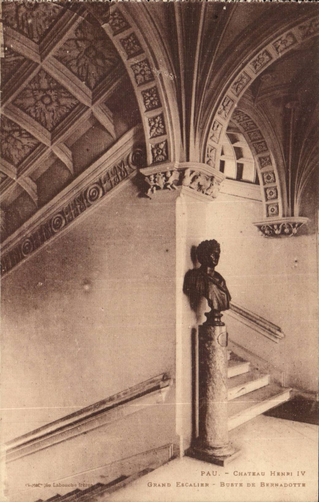 Pau - Château Henri IV - Grand Escalier - Buste de Bernadotte