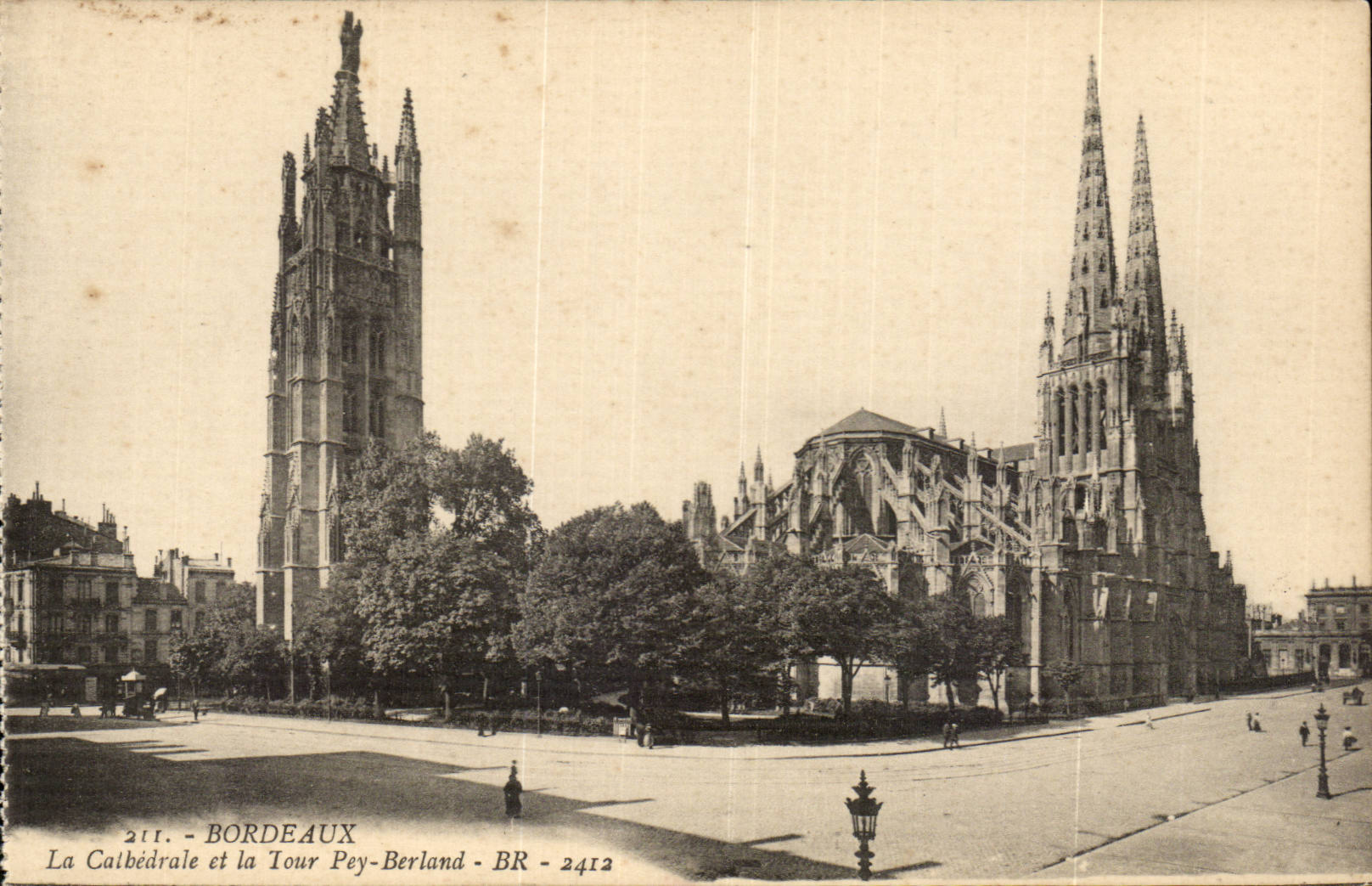 Bordeaux CPA La cathedrale et la tour Pey Berland