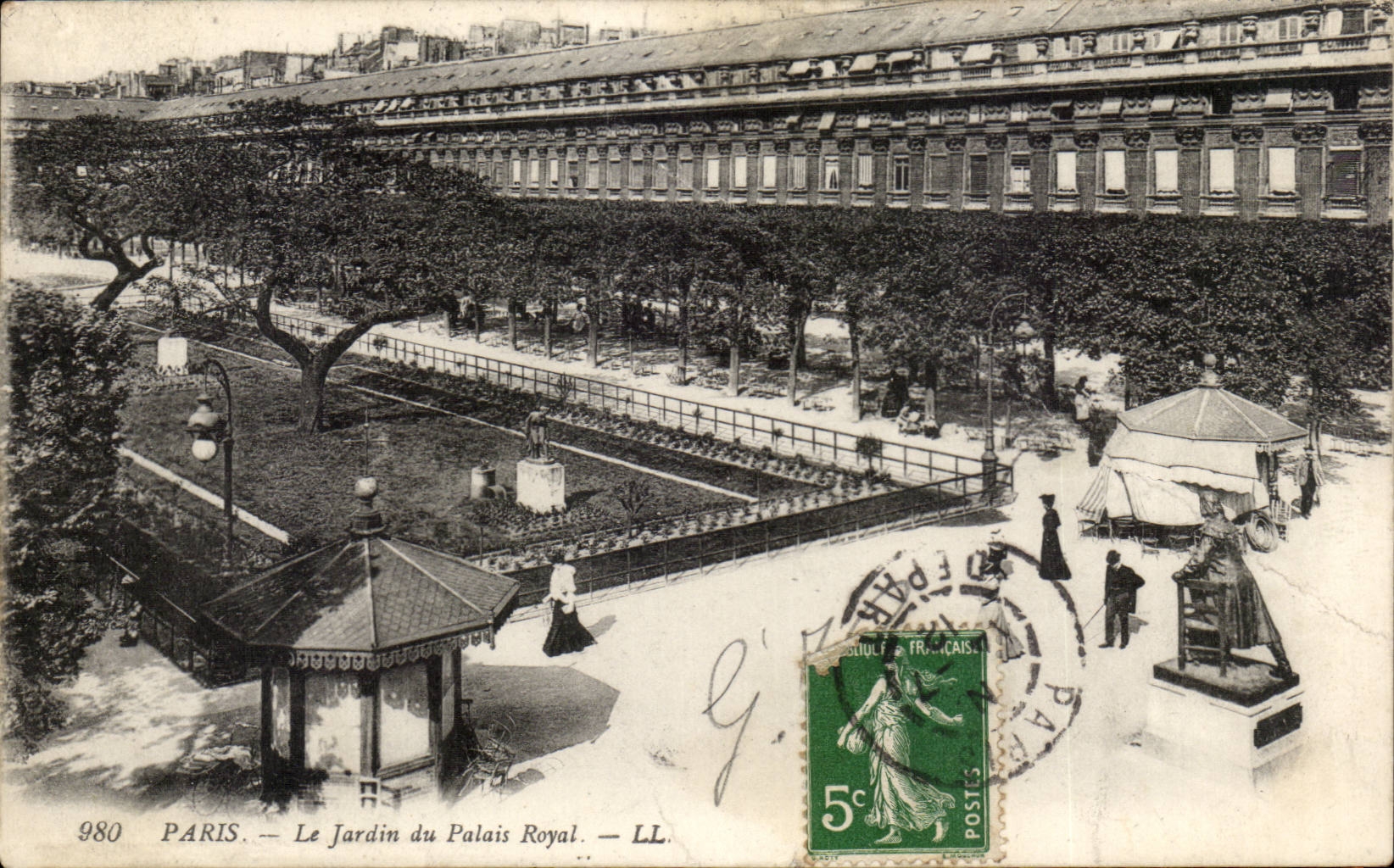 Paris CPA le jardin du palais royal