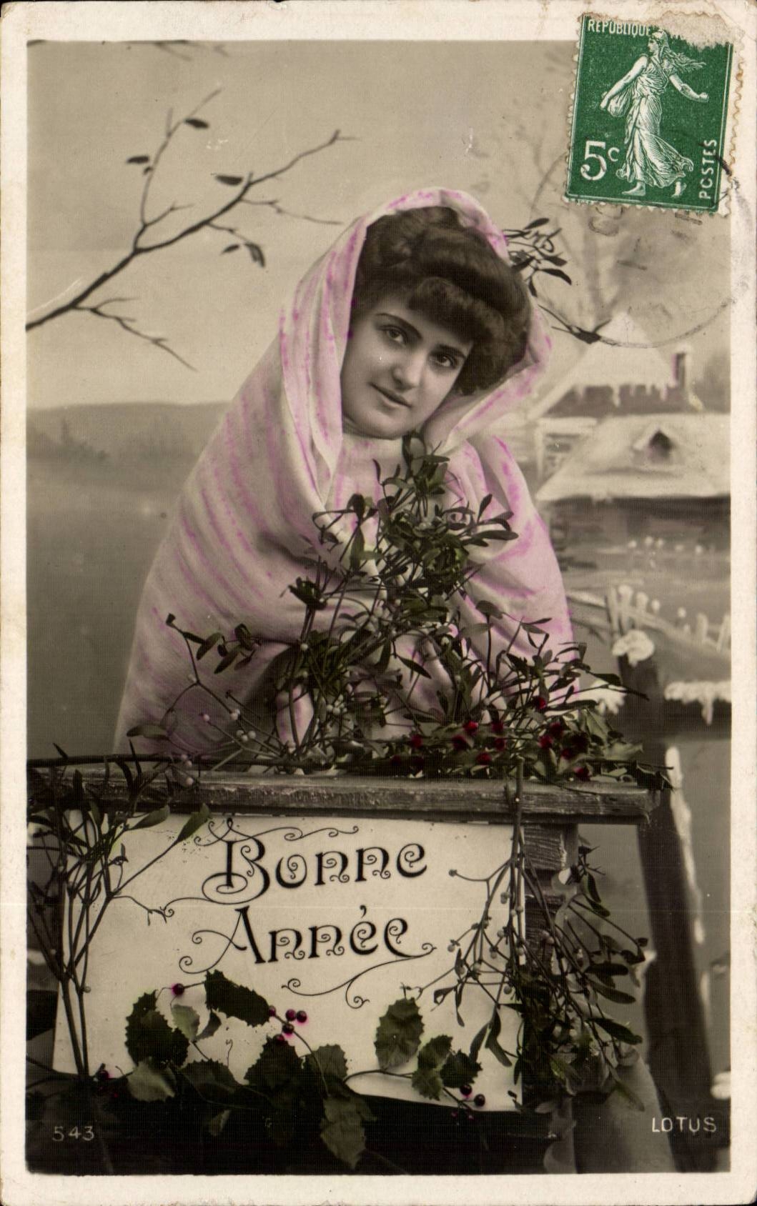 Femme en écharpe rose — avec branche de mélèze et panneau 'Bonne Année' — éditeur LOTUS, n° 543