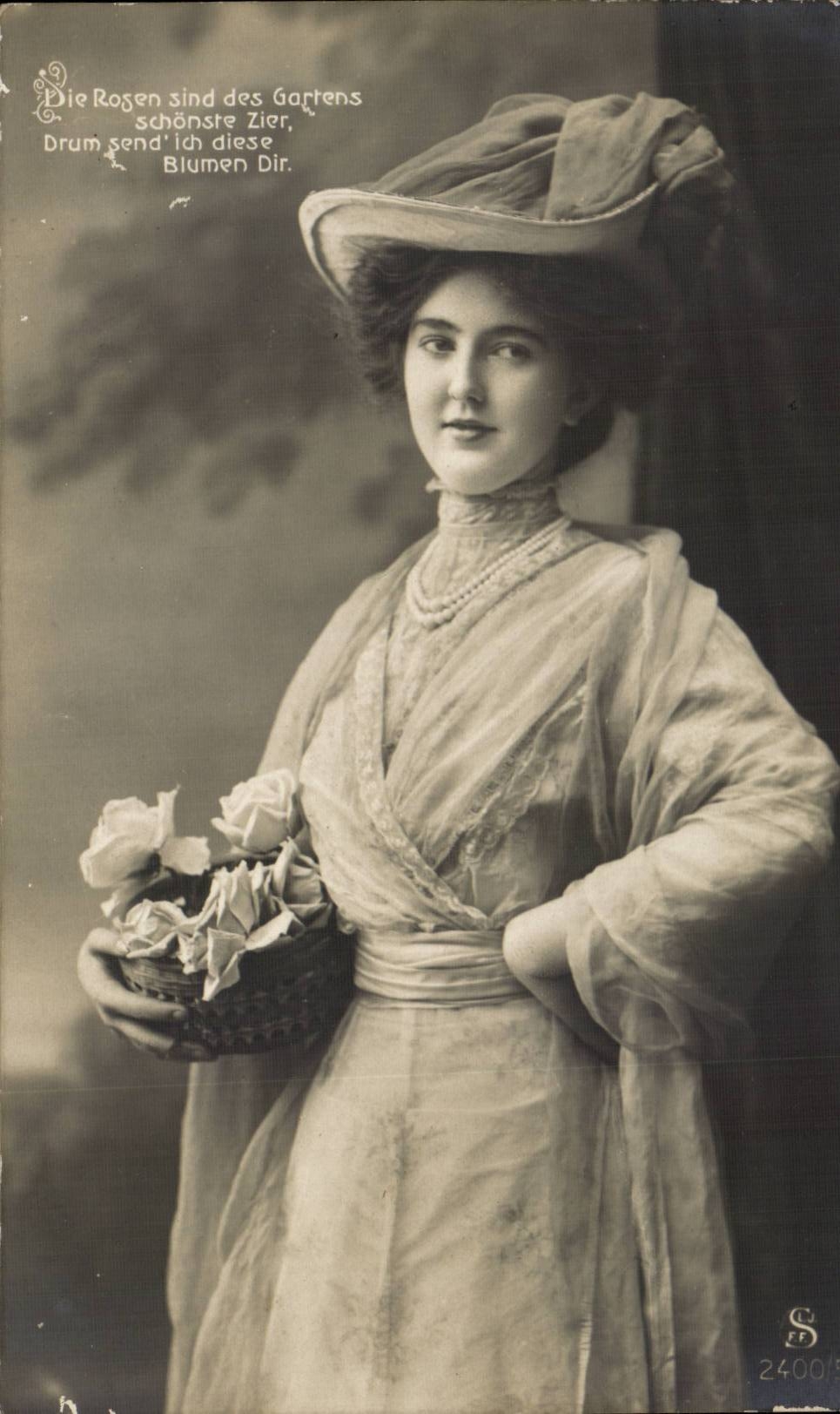 Jeune femme en robe et chapeau tenant un panier de roses — S. 2400/5
