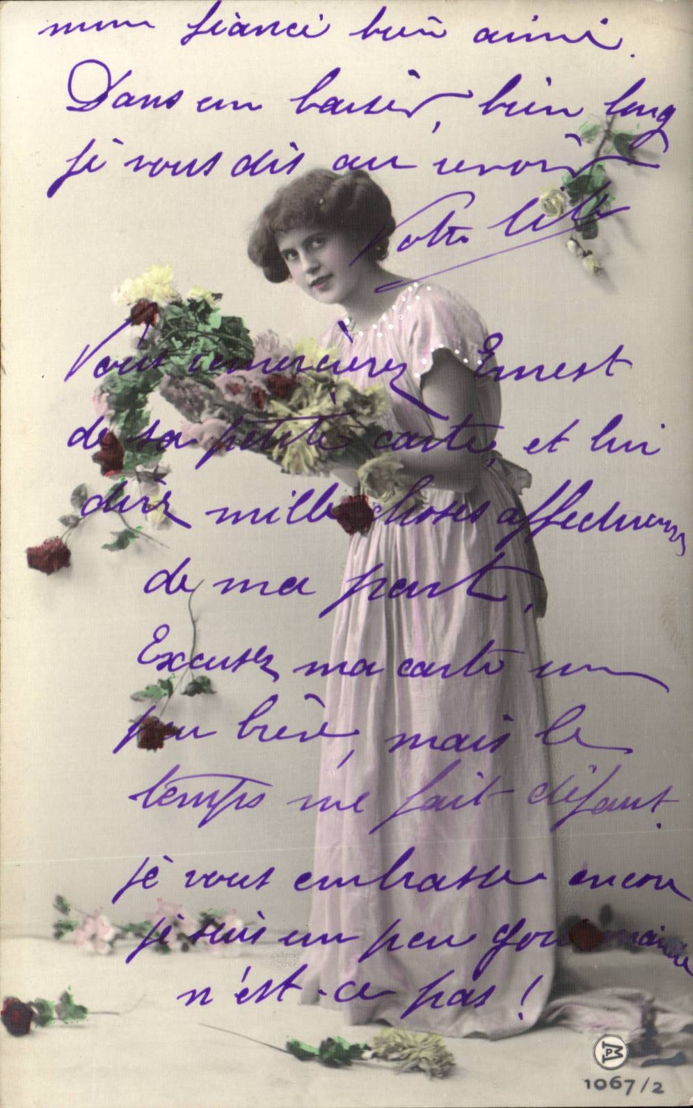 Jeune femme en robe rose tenant un bouquet de roses — éditeur '1067/2'