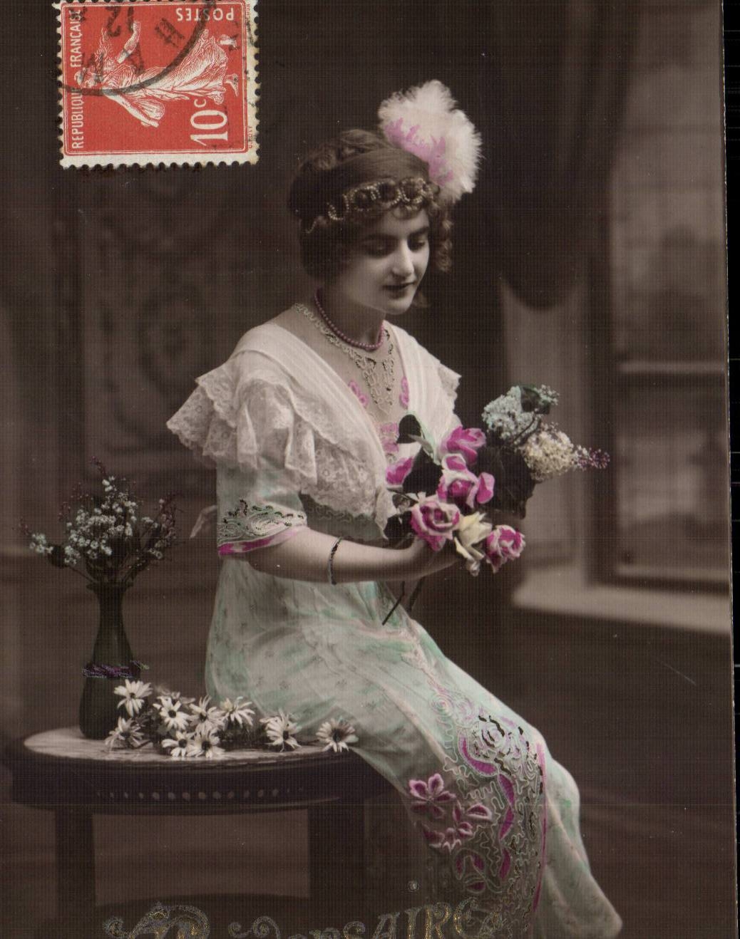 Jeune femme en robe ornée — avec bouquet — éditeur D. Dopsaïre