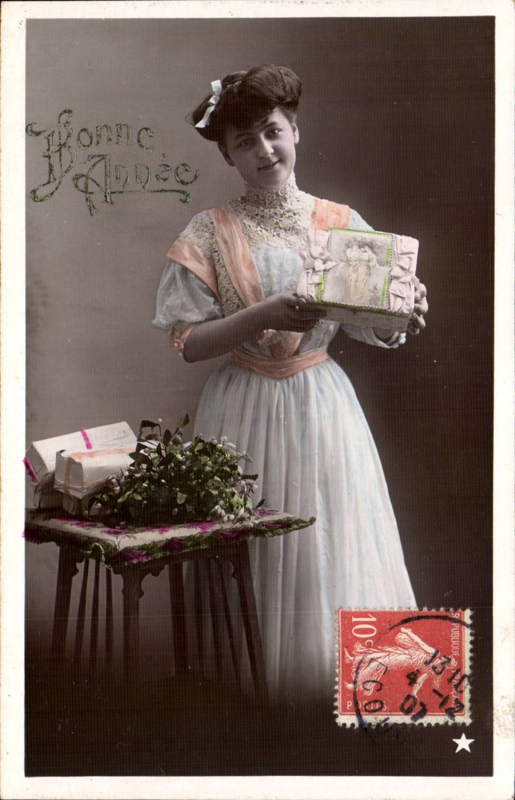 Jeune femme en robe blanche tenant un cadeau — Bonne Année — VEC Série 3273 - 7°