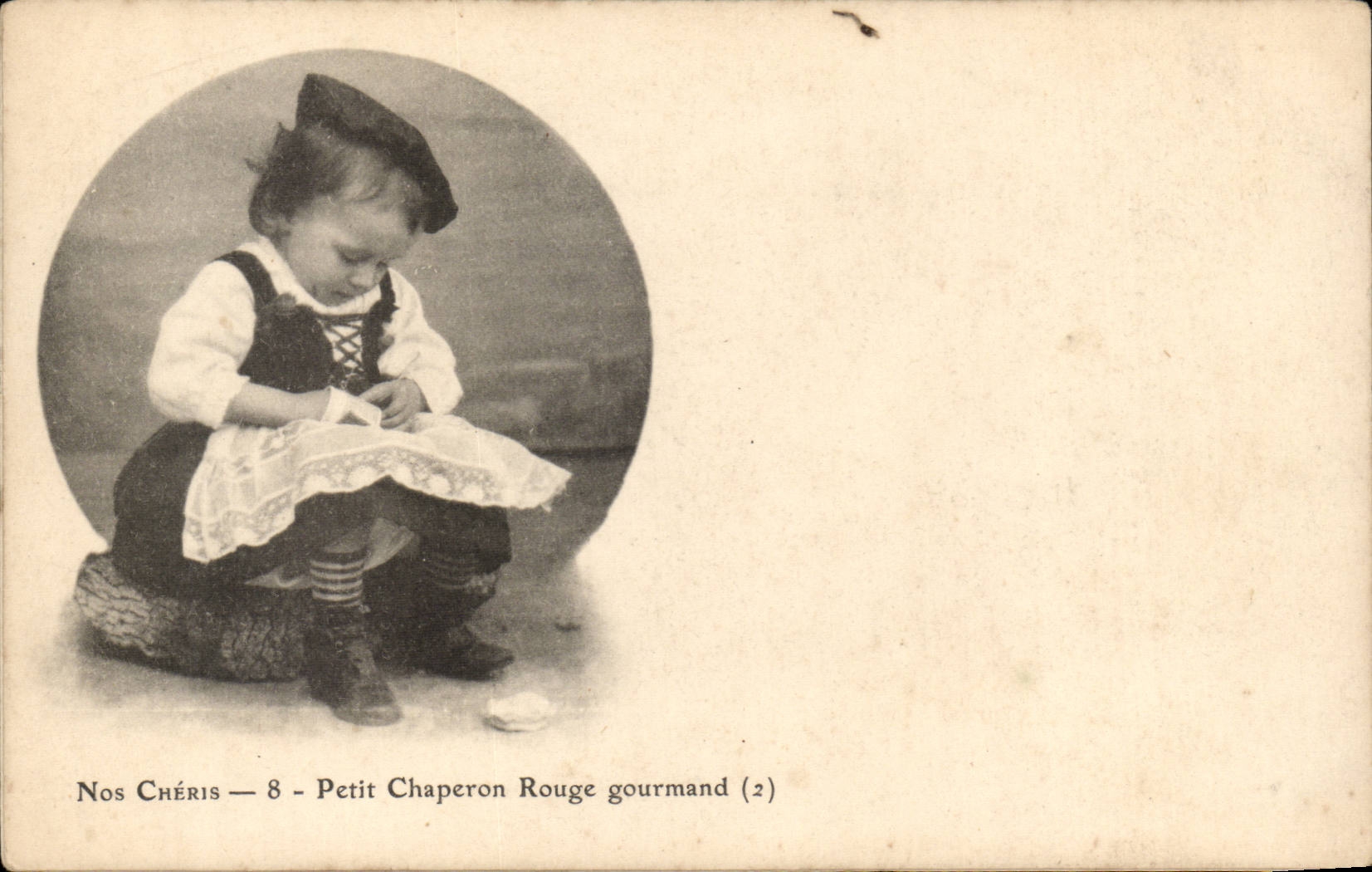 CPA Fantaisie Enfants petit chaperon rouge gourmand